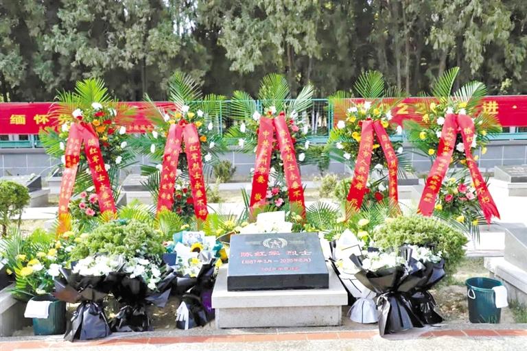 陳紅軍烈士墓前 這張“全家?！弊屓藴I目