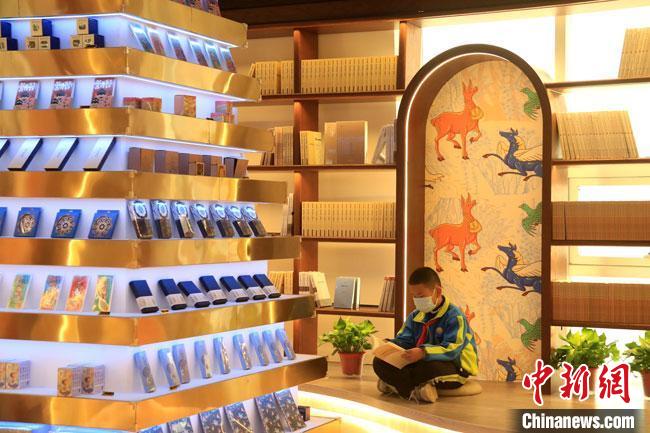 敦煌書(shū)局整體布局融入敦煌文化元素?！↑S燕 攝