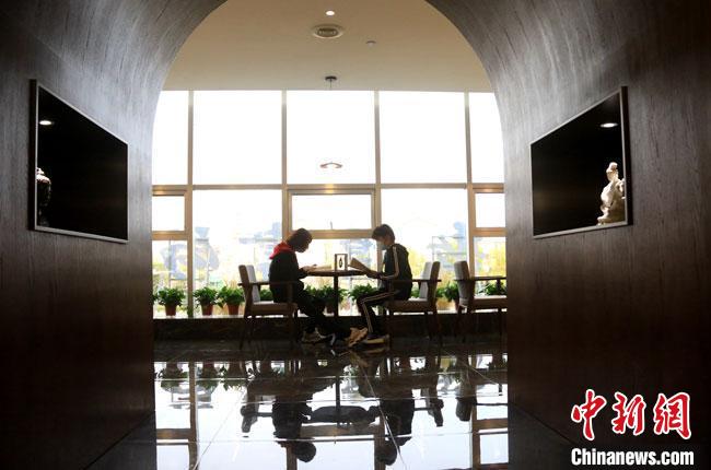 敦煌書(shū)局旨在為讀書(shū)愛(ài)好者提供優(yōu)美的學(xué)習(xí)環(huán)境，更好地學(xué)習(xí)傳承弘揚(yáng)敦煌文化，引領(lǐng)敦煌文化生活新方式?！垥粤?　攝