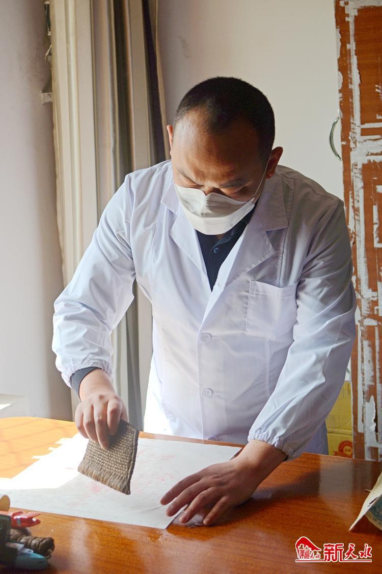 朽爛歷史檔案如何獲新生？看修復(fù)師“妙手回春”