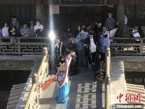 圖為5月以來，“奧大粒”直播現(xiàn)場引游客圍觀?！《鼗褪形麄鞑抗﹫D