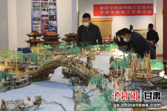 圖為參評作品牦牛角立體微雕“清明上河圖”。徐雪 攝