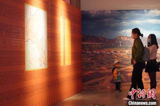 圖為參觀者參觀“大道攸歸：五涼文化展”展陳文物。　九美旦增 攝