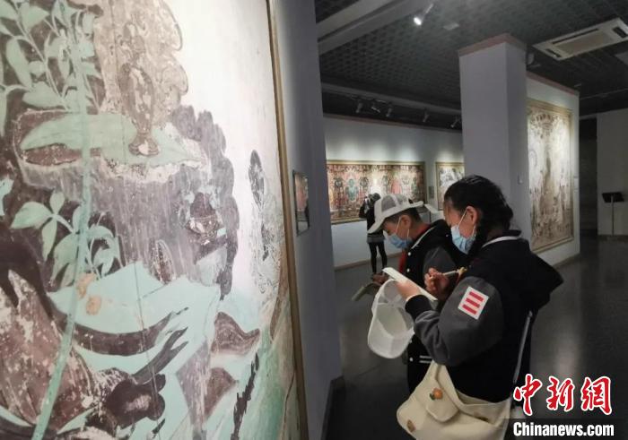 圖為學(xué)生參觀敦煌藝術(shù)館。(資料圖) 蘭州大學(xué)附屬學(xué)校供圖