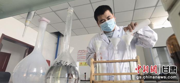 圖為甘肅科技集團(tuán)化工研究院有限責(zé)任公司工作人員正在做實(shí)驗(yàn)。魏建軍 攝