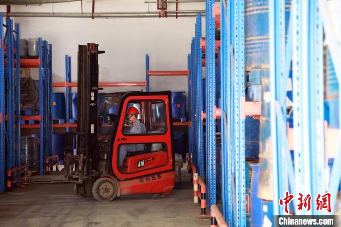 圖為甘肅省危險廢物處置中心危險廢物儲存庫?！∥航ㄜ?攝