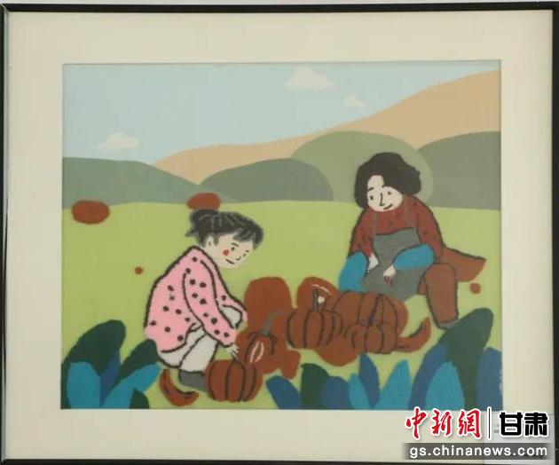 嘉峪關(guān)市新城鎮(zhèn)新城村農(nóng)業(yè)產(chǎn)業(yè)園區(qū)內(nèi)，母女兩人在摘南瓜。刺繡 馬艾米乃 繡稿 敬紅霞