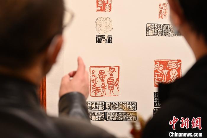 圖為甘肅蘭州，參展作品吸引參觀者。 中新社記者 李亞龍 攝