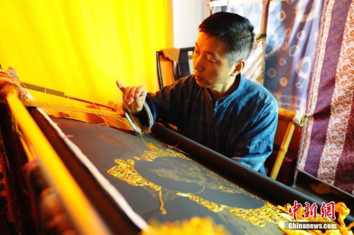 系統(tǒng)性挖掘整理古代敦煌刺繡，是甘肅天水市級(jí)非遺代表性項(xiàng)目武山刺繡代表性傳承人劉云帆這兩年最緊要的工作之一。圖為劉云帆在創(chuàng)作富含敦煌刺繡元素的作品。 中新社發(fā) 謝秉錫 攝 
