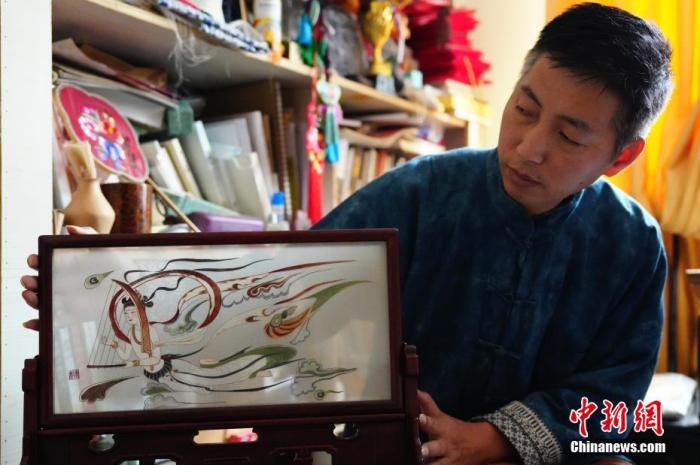 圖為劉云帆展示敦煌元素的刺繡作品。 中新社發(fā) 謝秉錫 攝
