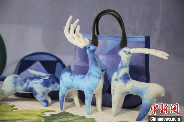 圖為許靜的非遺文創(chuàng)作品。(資料圖) 甘肅省非遺保護(hù)中心供圖