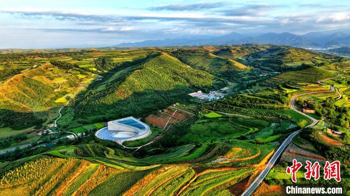 航拍視角下的樺林古動物化石埋藏原址館。該館位于臨夏州和政縣。(資料圖) 和政宣傳部供圖