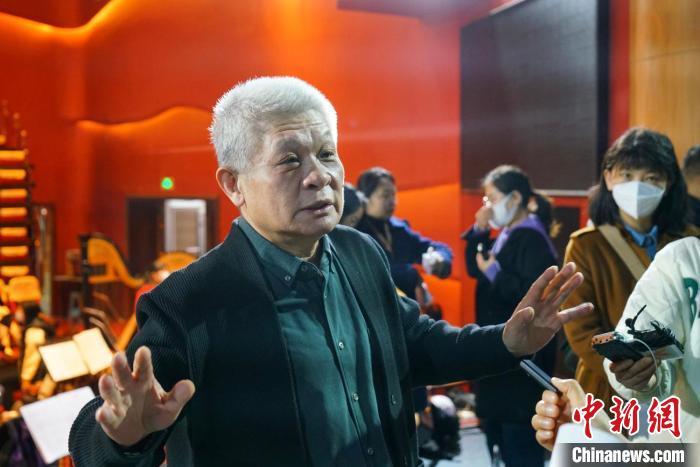 該劇導(dǎo)演蔣力向媒體介紹相關(guān)情況?！《∷?攝