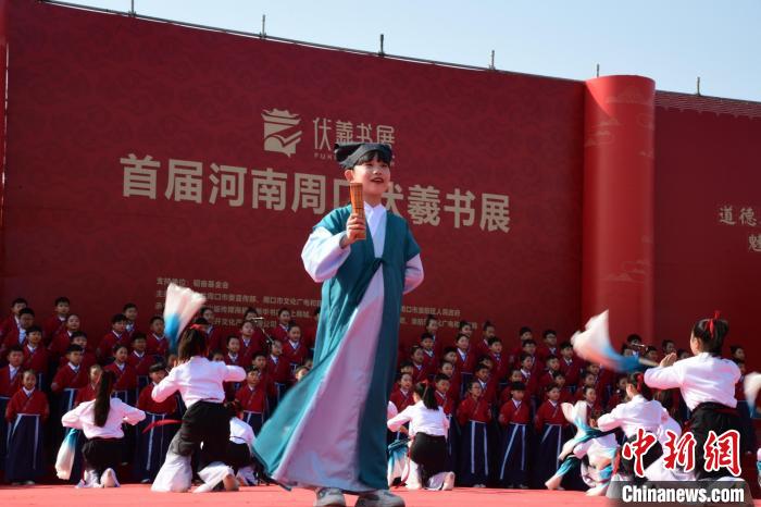 圖為學(xué)生們?cè)陂_(kāi)幕式上誦讀經(jīng)典。　梁照曾 攝