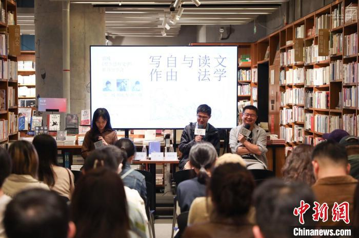 《至少還有文學》推出：在今天，我們?yōu)槭裁催€需要文學？