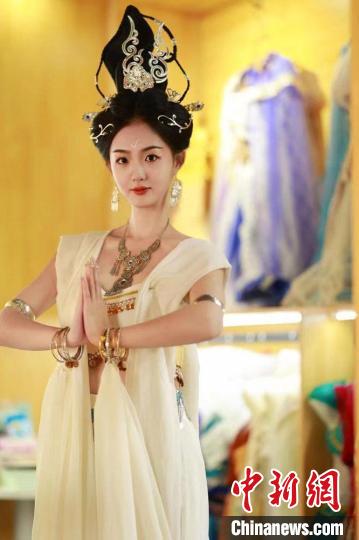 圖為身著“飛天裝”的敦煌大漠“逐舞者”奧楠。(資料圖) 敦煌市委宣傳部供圖