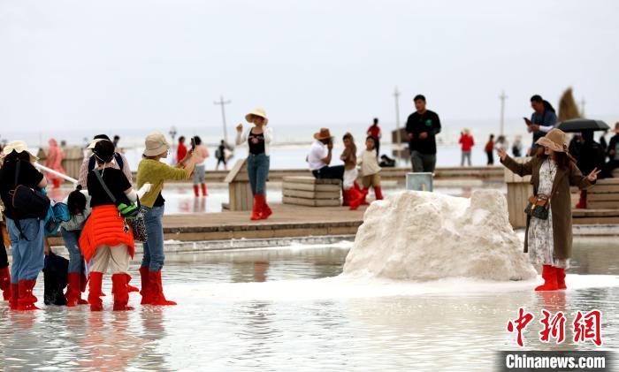 圖為游客在茶卡鹽湖拍照?！⊙Φ?攝