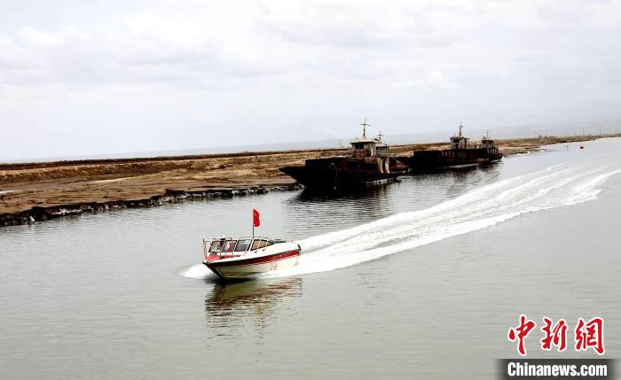 圖為茶卡鹽湖?！⊙Φ?攝