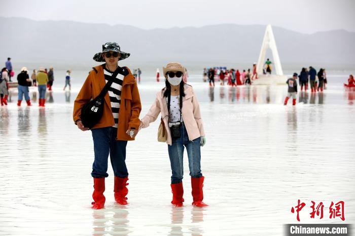 圖為游客在茶卡鹽湖之中?！⊙Φ?攝