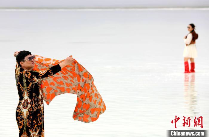 圖為游客在茶卡鹽湖拍照?！⊙Φ?攝