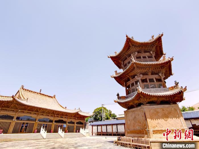 圖為阿河灘清真寺局部?！?zhí)砀?攝