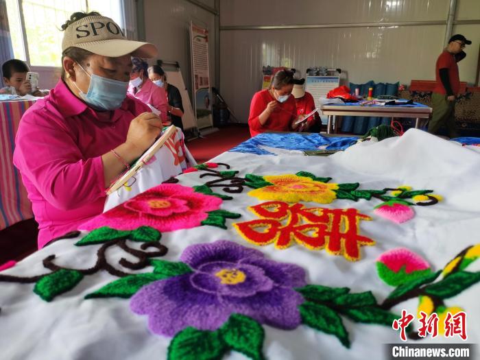 圖為婦女制作青繡。　張?zhí)砀?攝