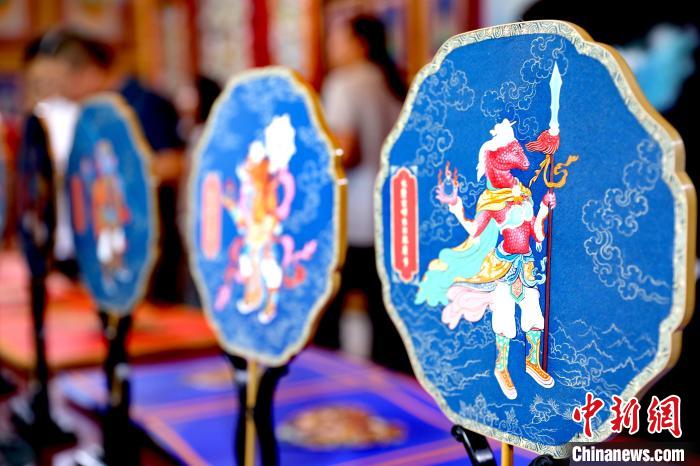 圖為唐卡延伸產(chǎn)品?！⊙Φ?攝