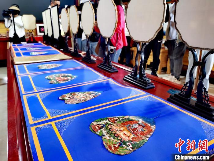 圖為唐卡延伸產(chǎn)品?！?zhí)砀?攝