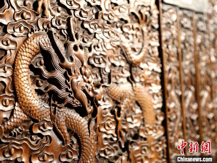 圖為青海永錄民俗博物館內(nèi)珍藏的中式家具細節(jié)展示?！⊙Φ?攝