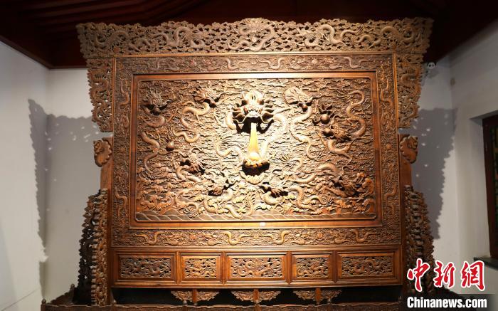 圖為青海永錄民俗博物館內(nèi)珍藏的中式家具?！⊙Φ?攝