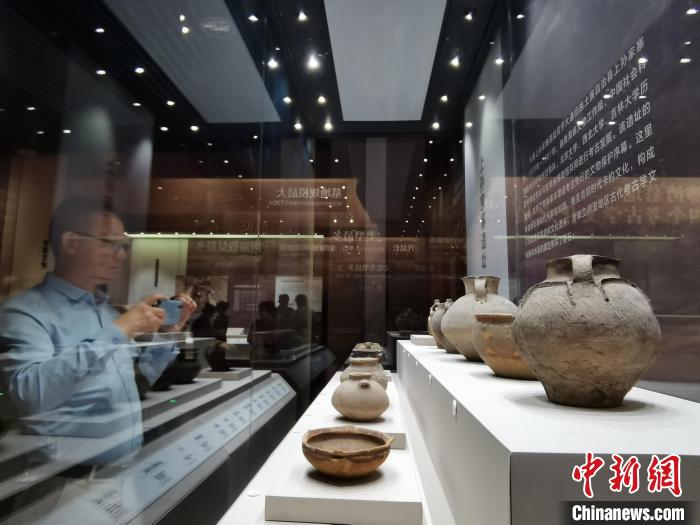 圖為河湟文化博物館展陳的陶器。　張?zhí)砀?攝