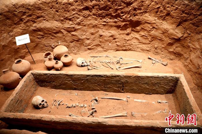 圖為河湟文化博物館復(fù)制展陳的墓葬及其彩陶陪葬品。　薛蒂 攝