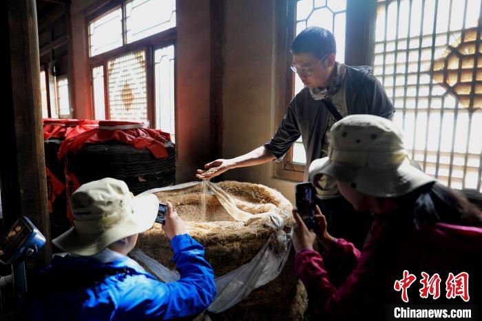 圖為青稞酒文化展示?！⊙Φ?攝