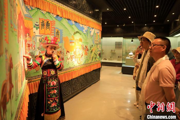 圖為媒體記者了解土族文化?！⊙Φ?攝