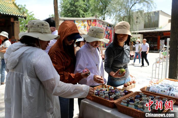 圖為民眾挑選手工藝產(chǎn)品。　薛蒂 攝