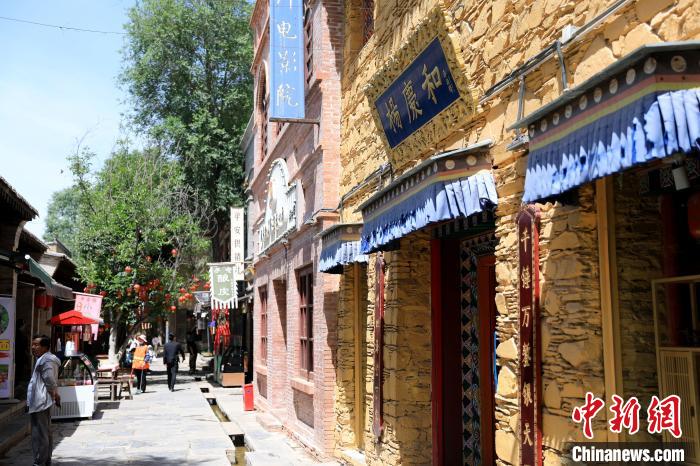 圖為平安驛·河湟民俗文化體驗(yàn)地的門(mén)店?！⊙Φ?攝