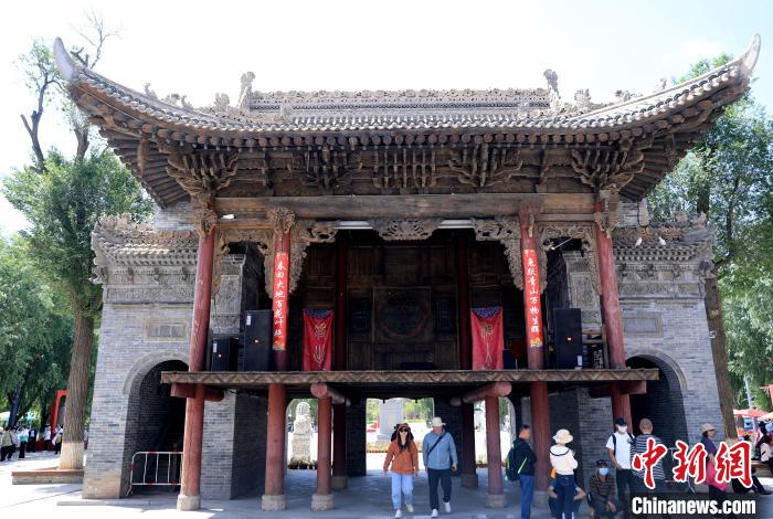 圖為平安驛·河湟民俗文化體驗(yàn)地的戲樓?！⊙Φ?攝