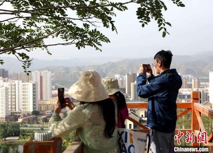 圖為媒體記者登頂朝陽山?！⊙Φ?攝