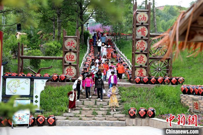 圖為油嘴灣生態(tài)文化景區(qū)的游客?！⊙Φ?攝