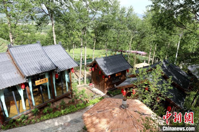 圖為景區(qū)內(nèi)依山而建的民宿?！⊙Φ?攝