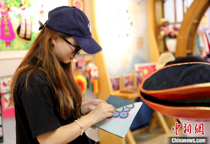 圖為民眾體驗(yàn)國(guó)家級(jí)非遺項(xiàng)目盤繡技藝?！⊙Φ?攝