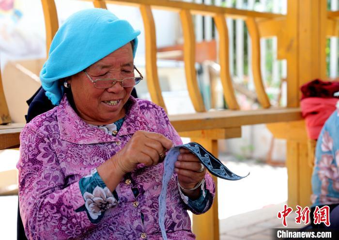 圖為繡娘在土族盤繡園內(nèi)制作盤繡?！⊙Φ?攝