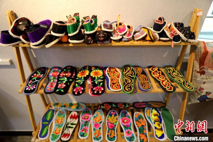 圖為盤繡作品?！⊙Φ?攝