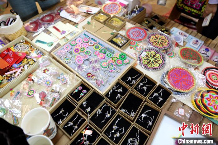 圖為盤繡作品。　薛蒂 攝