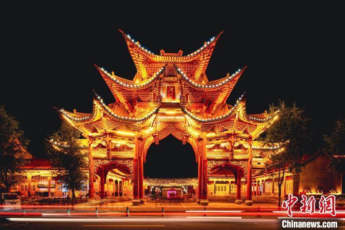 夜幕下的臨夏縣河州苑。夏雨 攝