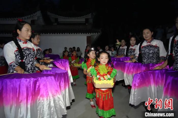 甘肅省西和縣姜席鎮(zhèn)晚霞湖畔，當(dāng)?shù)孛耖g舉行盛大的乞巧儀式。魏朵朵 攝