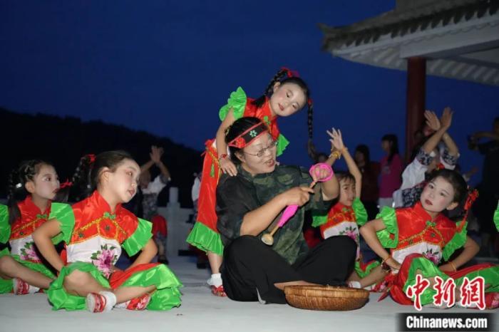 甘肅省西和縣小朋友們迎接“巧娘娘”。魏朵朵 攝