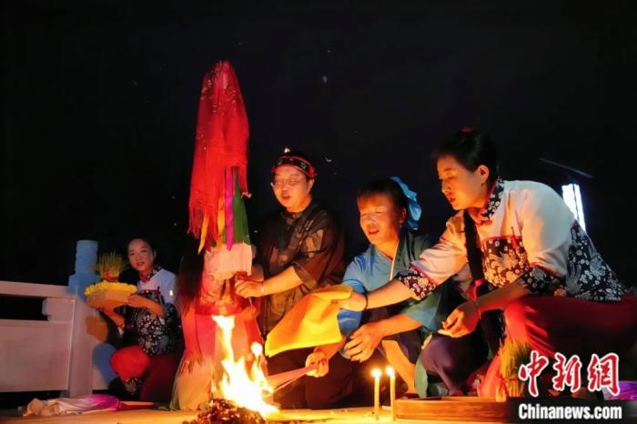 持續(xù)七天八夜的乞巧節(jié)正在西漢水上游的甘肅省西和縣進(jìn)行。西和縣姜席鎮(zhèn)晚霞湖畔，民眾“巧頭”點(diǎn)蠟、炷香、焚裱紙、跪拜，準(zhǔn)備將“巧娘娘”請(qǐng)進(jìn)院。魏朵朵 攝
