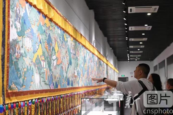 圖為觀眾參觀唐卡《涼州會盟》。 中新社記者 戴文昌 攝