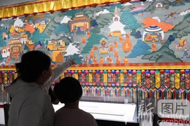 圖為觀眾觀看唐卡《涼州會盟》。 中新社記者 戴文昌 攝